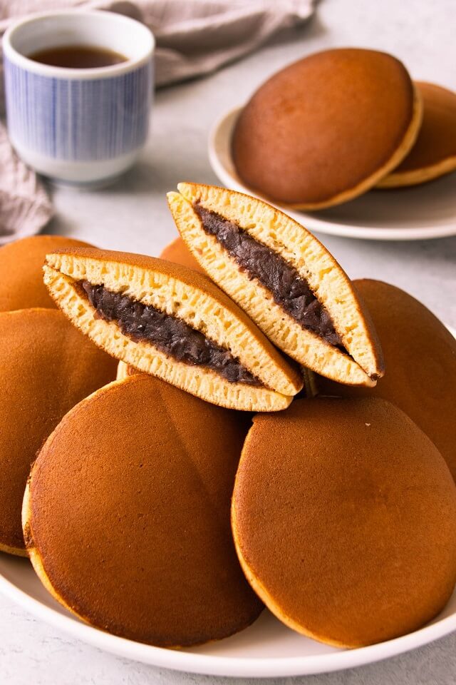 Meet Dorayaki (どらやき), a pancake-like confection that's an absolute favorite, perfect for satisfying your sweet cravings!