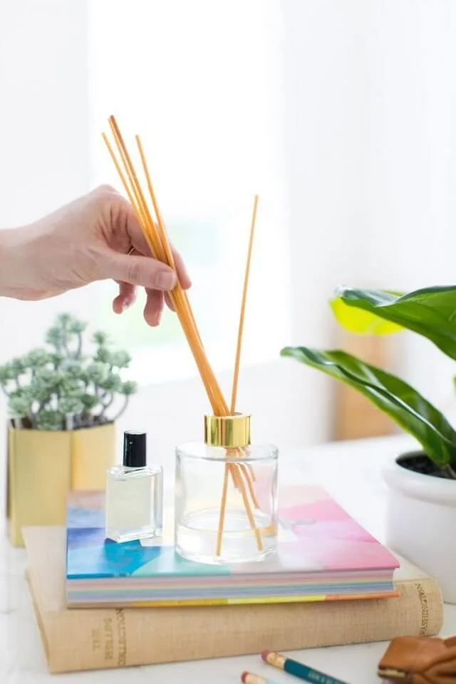 Use these awesome DIY hacks to make your house smell amazing instantly! via www.sharpaspirant.com #homehacks #hometips #homediy Use these awesome DIY hacks to make your house smell amazing instantly! via www.sharpaspirant.com #homehacks #hometips #homediy