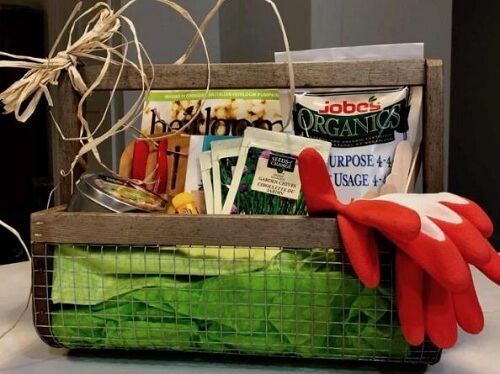 GARDEN-THEMED GIFT BASKET