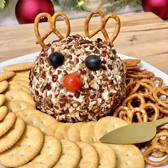 These Christmas cheese ball ideas are the ultimate crowd-pleasing appetizers for the holidays! They’re easy to make, packed with flavor, and can be dressed up to fit the holiday vibe.