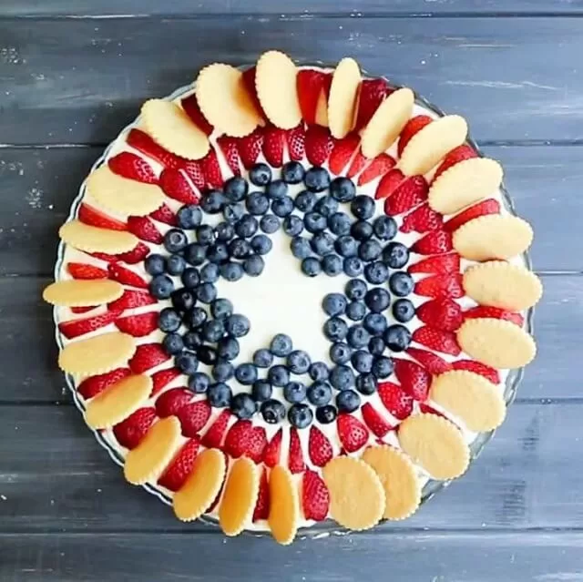 These 8 irresistible 4th of July dips are the kind of party starters that vanish within minutes, no exaggeration. From creamy crowd-pleasers to bold and spicy flavors, this list has something for every craving and every type of summer party.