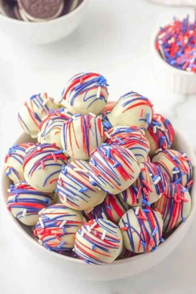No oven, no problem! These no-bake 4th of July desserts prove you can keep cool and still impress your guests. From frosty bites to fruity layers, your Independence Day dessert table is about to be the sweetest (and chillest) spot at the party!