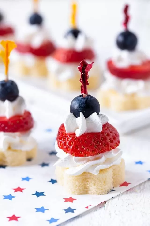 No oven, no problem! These no-bake 4th of July desserts prove you can keep cool and still impress your guests. From frosty bites to fruity layers, your Independence Day dessert table is about to be the sweetest (and chillest) spot at the party!