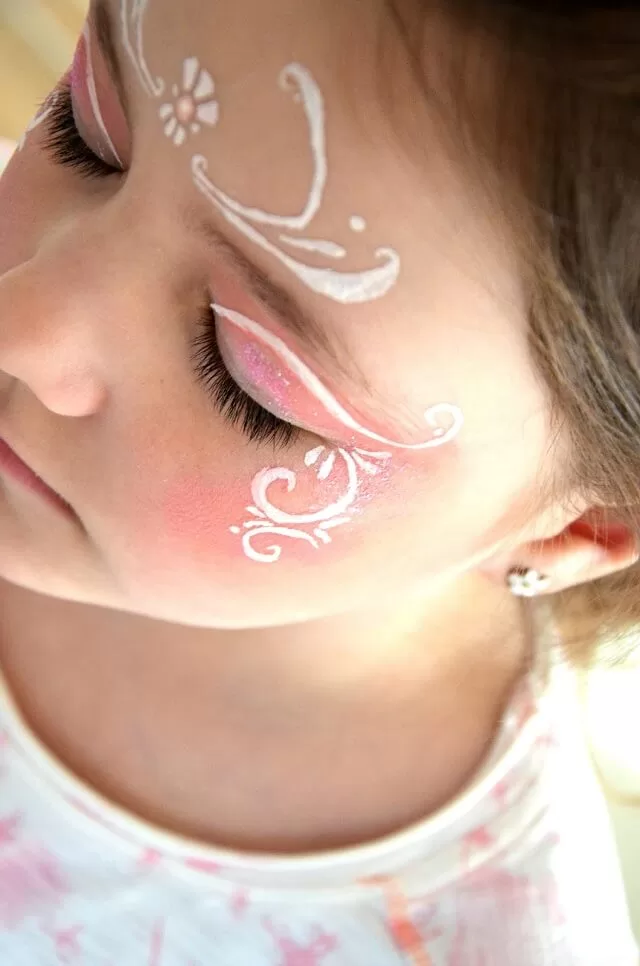 Adorable Halloween makeup ideas for little princesses from fairies to royals. Let them shine with creativity, sparkle, and magical charm!