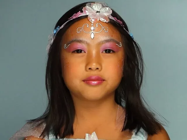 Adorable Halloween makeup ideas for little princesses from fairies to royals. Let them shine with creativity, sparkle, and magical charm!