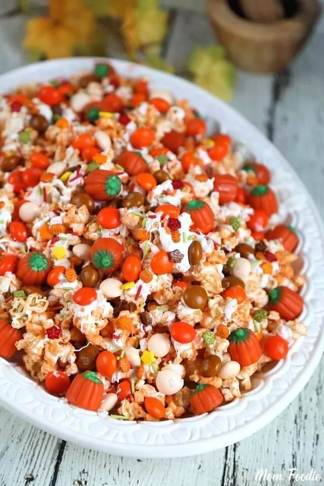 This fall popcorn mix combines sweet white chocolate and warm pumpkin spice.