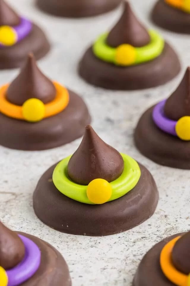 Craving pumpkin this Halloween? Try these spooky, pumpkin-flavored Halloween desserts perfect for parties, trick-or-treat nights, or fall baking.