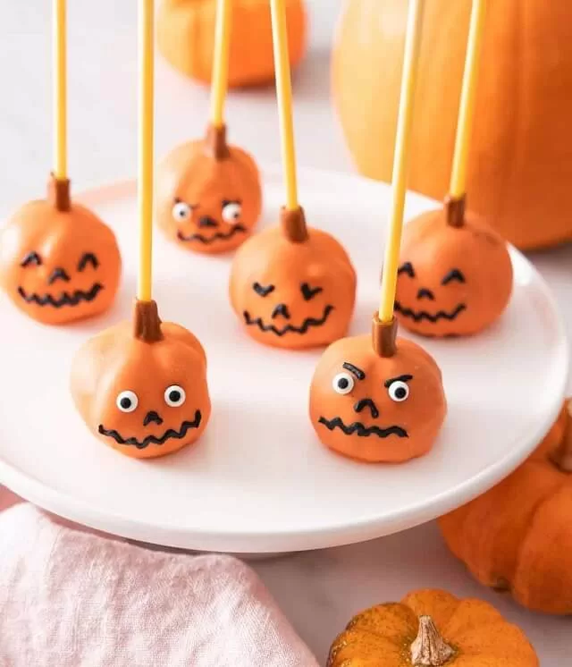 Craving pumpkin this Halloween? Try these spooky, pumpkin-flavored Halloween desserts perfect for parties, trick-or-treat nights, or fall baking.
