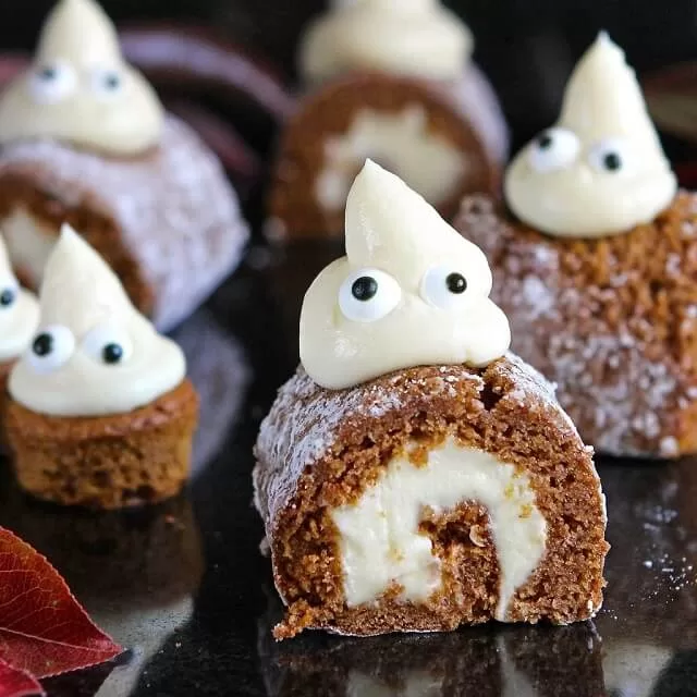 Craving pumpkin this Halloween? Try these spooky, pumpkin-flavored Halloween desserts perfect for parties, trick-or-treat nights, or fall baking.