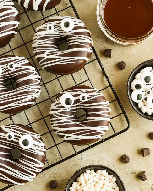 Craving pumpkin this Halloween? Try these spooky, pumpkin-flavored Halloween desserts perfect for parties, trick-or-treat nights, or fall baking.