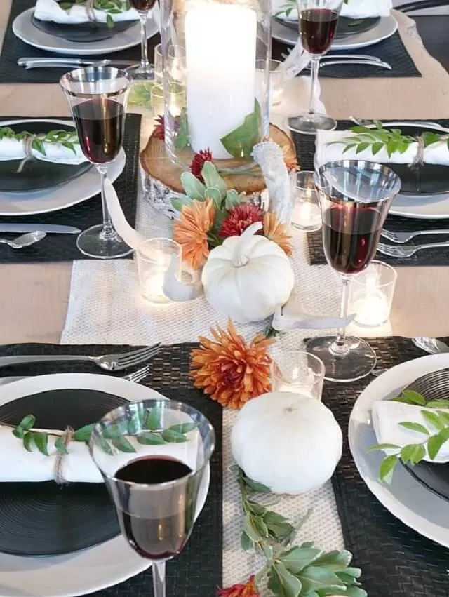 Touches of greenery soften the bold contrast beautifully.