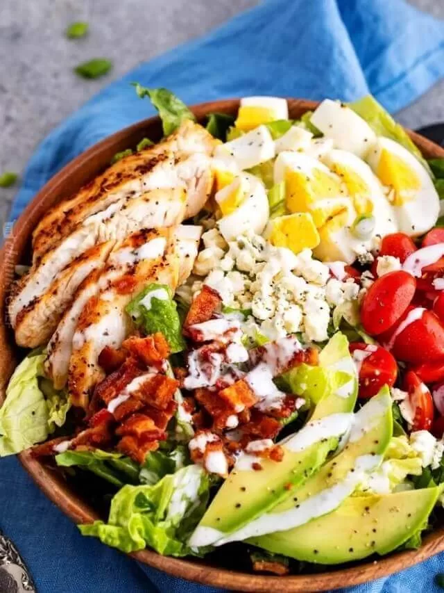 Get 17+ easy keto salad recipes with fresh, low carb ingredients, quick prep, and flavorful toppings for healthy lunches, dinners, and meal prep.