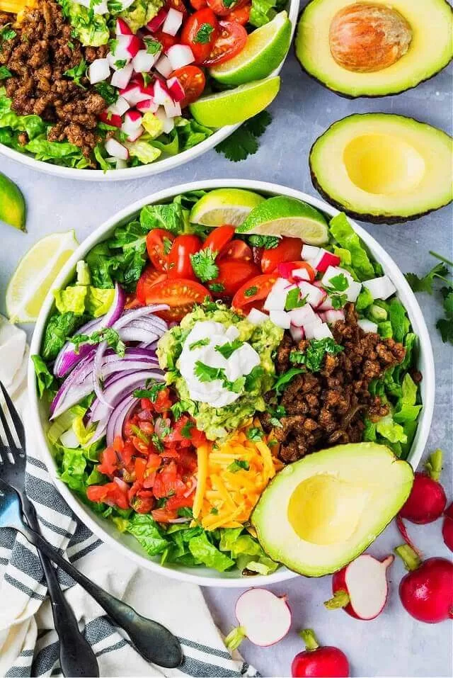 Get 17+ easy keto salad recipes with fresh, low carb ingredients, quick prep, and flavorful toppings for healthy lunches, dinners, and meal prep.