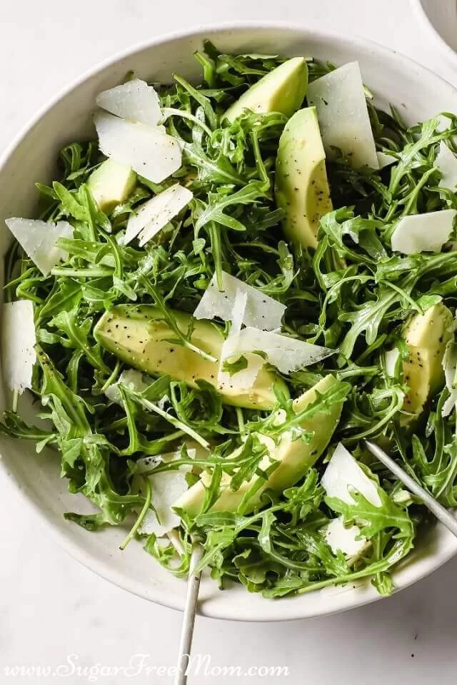 Get 17+ easy keto salad recipes with fresh, low carb ingredients, quick prep, and flavorful toppings for healthy lunches, dinners, and meal prep.