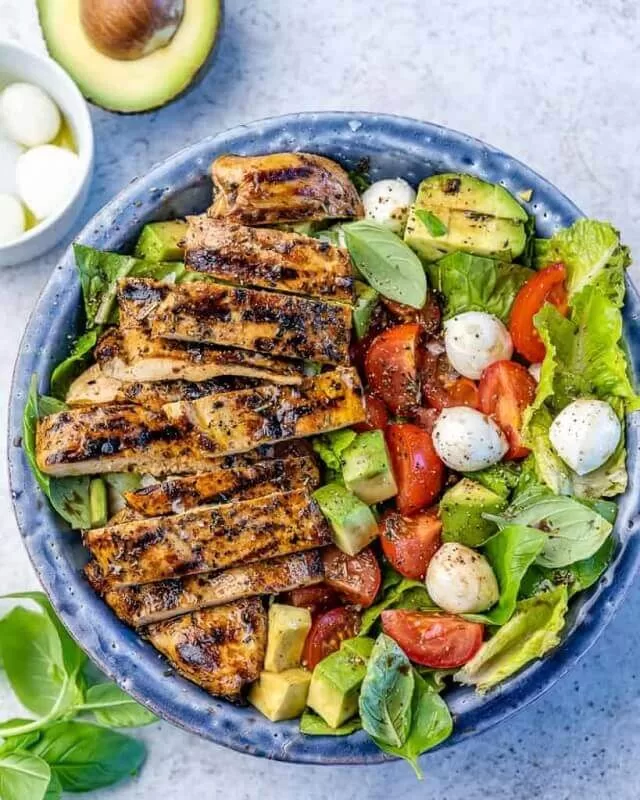 Get 17+ easy keto salad recipes with fresh, low carb ingredients, quick prep, and flavorful toppings for healthy lunches, dinners, and meal prep.