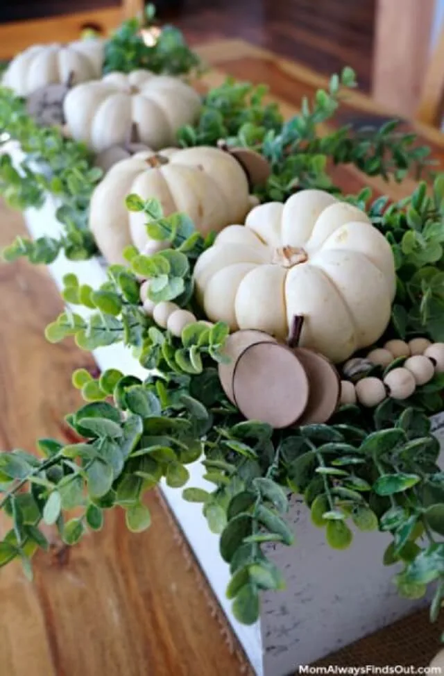 Get inspired with 15 Thanksgiving centerpiece ideas that bring warmth, color, and charm to your table for a beautiful holiday celebration.