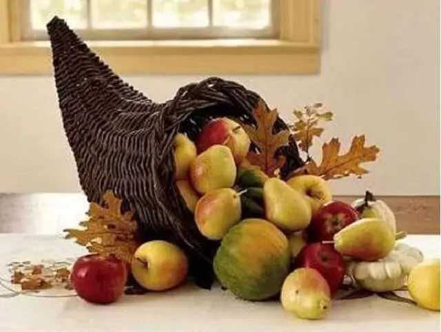 Get inspired with 15 Thanksgiving centerpiece ideas that bring warmth, color, and charm to your table for a beautiful holiday celebration.