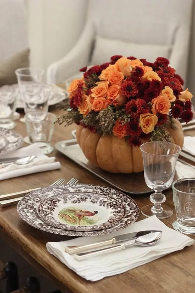 Get inspired with 15 Thanksgiving centerpiece ideas that bring warmth, color, and charm to your table for a beautiful holiday celebration.