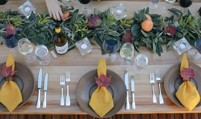 Get inspired with 15 Thanksgiving centerpiece ideas that bring warmth, color, and charm to your table for a beautiful holiday celebration.