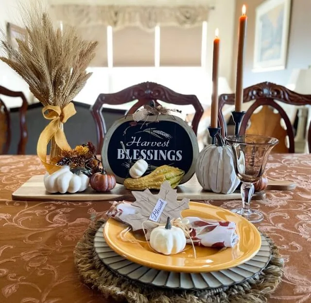 Get inspired with 15 Thanksgiving centerpiece ideas that bring warmth, color, and charm to your table for a beautiful holiday celebration.