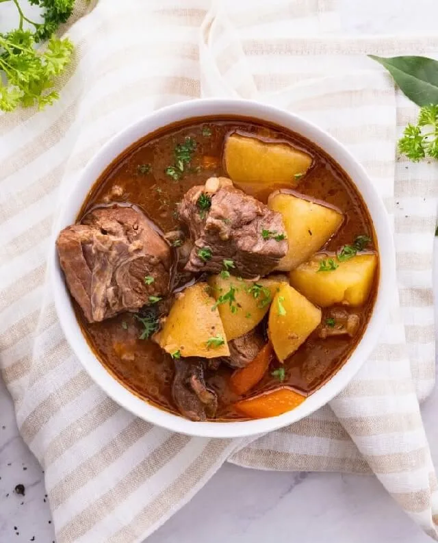 Looking for a comforting, satisfying meal this weekend? Then try these easy, hearty, and flavorful Beef Stew Crockpot recipes!
