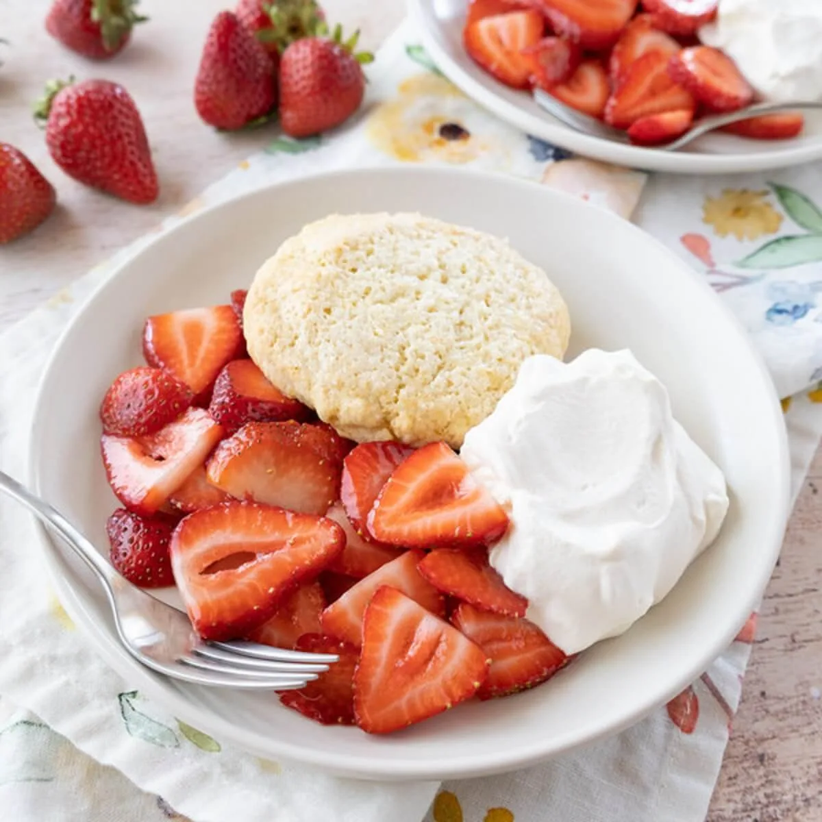 easy no-bake strawberry shortcake with fresh berries